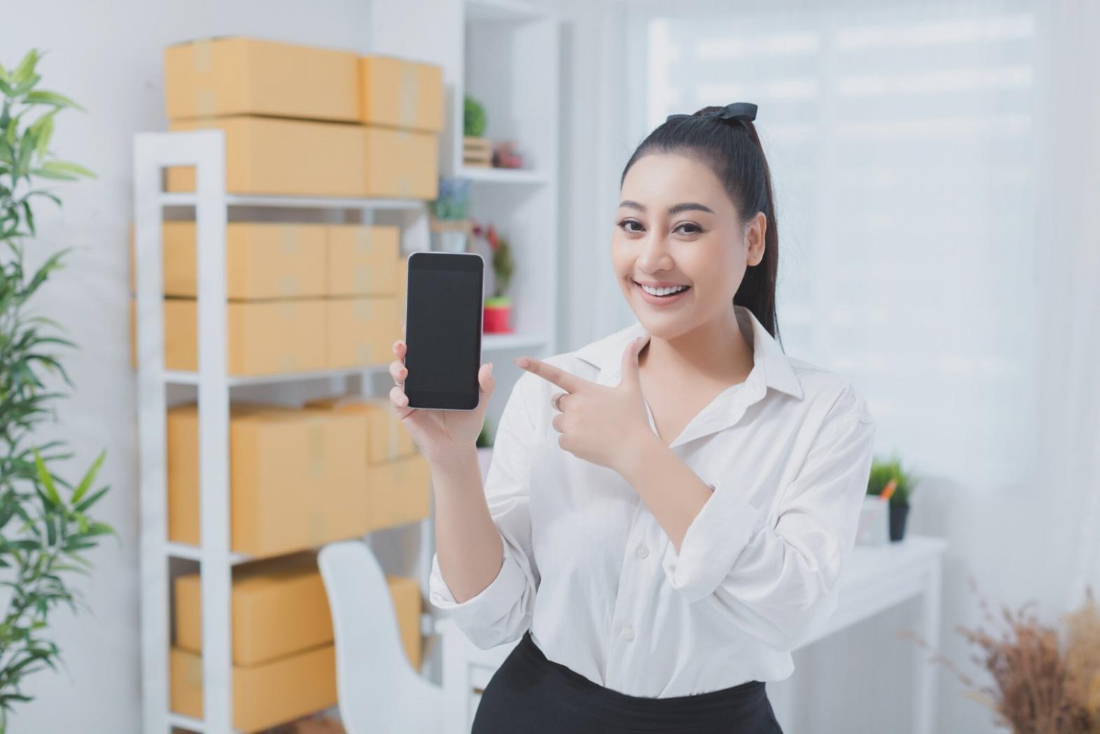 Uczestniczka kursu email marketingu Liqanus przy pracy